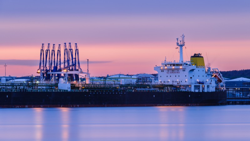 Carregamento e descarregamento seguros e ecológicos de navios-cisterna no porto de Gotemburgo