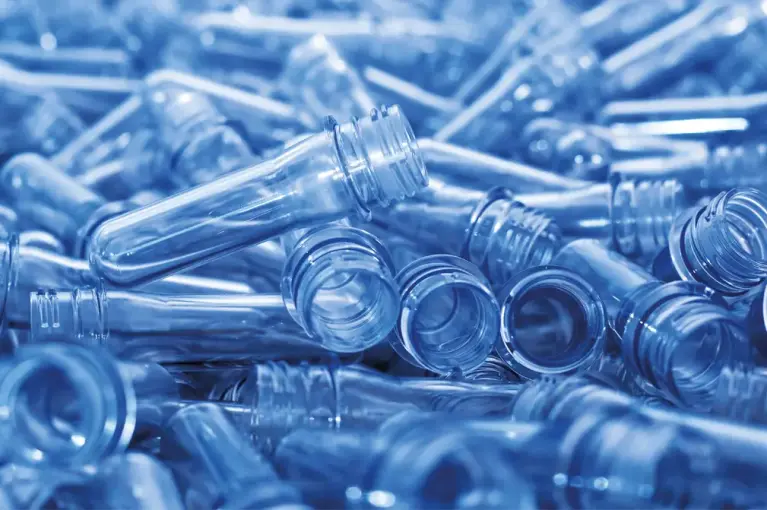 Plastics recycling with vacuum
