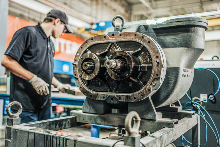 buschemployeebackgroundmachineinfocus_buschamerika2022_113__300dpi_cmyk_edit